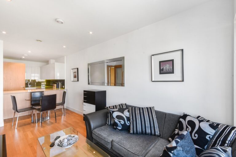 Spinnaker House, Battersea Reach, Wandsworth – 1-bedroom apartment — photo 2