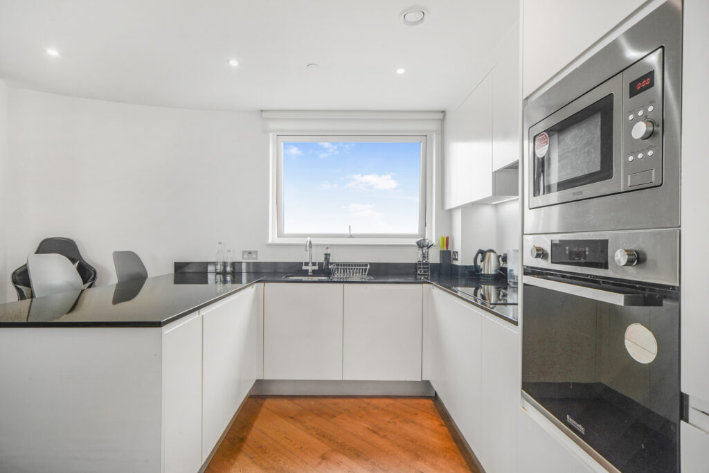 Gateway Tower, Royal Docks – 2-bedroom apartment — photo 2