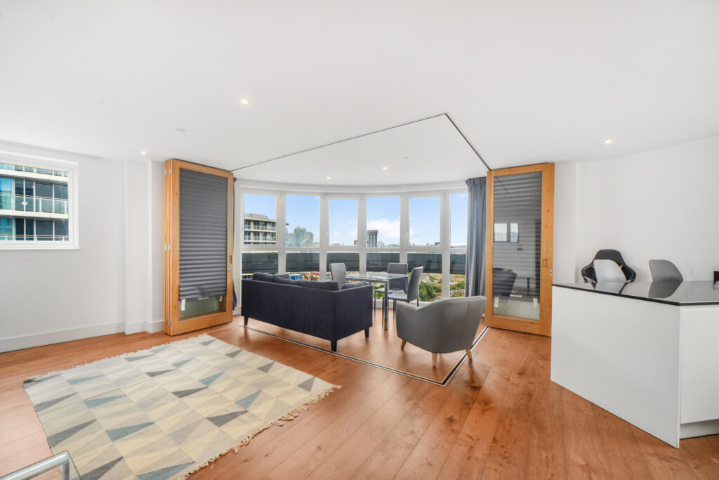 Gateway Tower, Royal Docks – 2-bedroom apartment — photo 3
