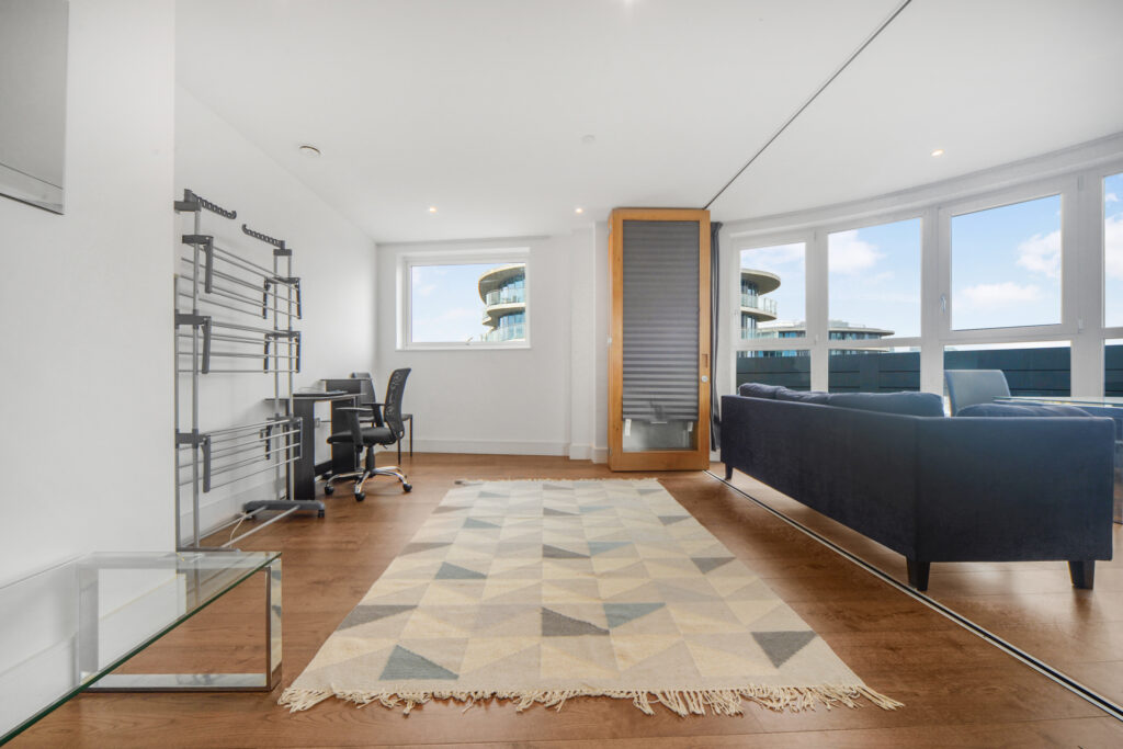 Gateway Tower, Royal Docks – 2-bedroom apartment — photo 7